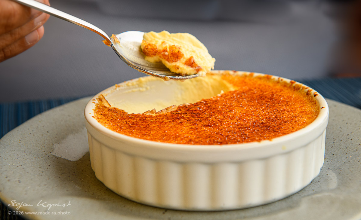 Crème brûlée im Restaurant Baía do Bago