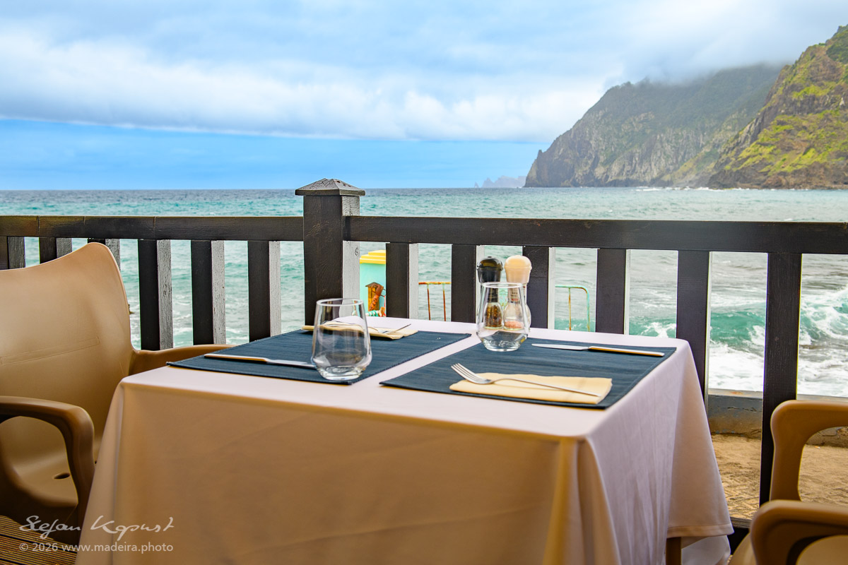 Tisch auf der Terrasse des Baía do Bago mit Blick auf den Atlantik