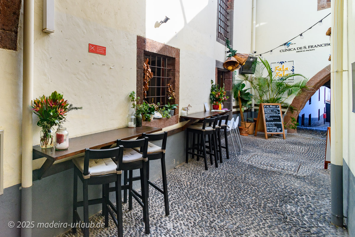 Stehtische im Innnenhof