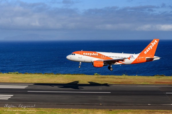 easyJet Flugzeug bei der Landung auf Madeira