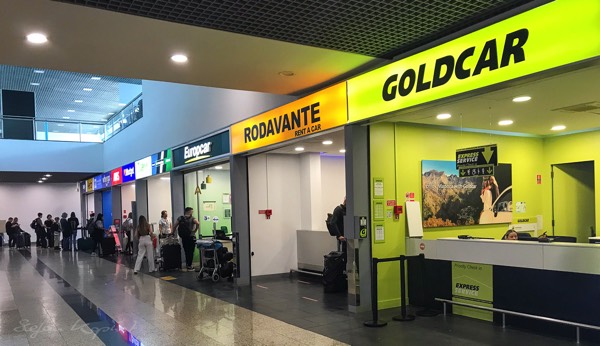 Counter der Mietwagenanbieter in der Ankunftshalle Flughafen Madeira