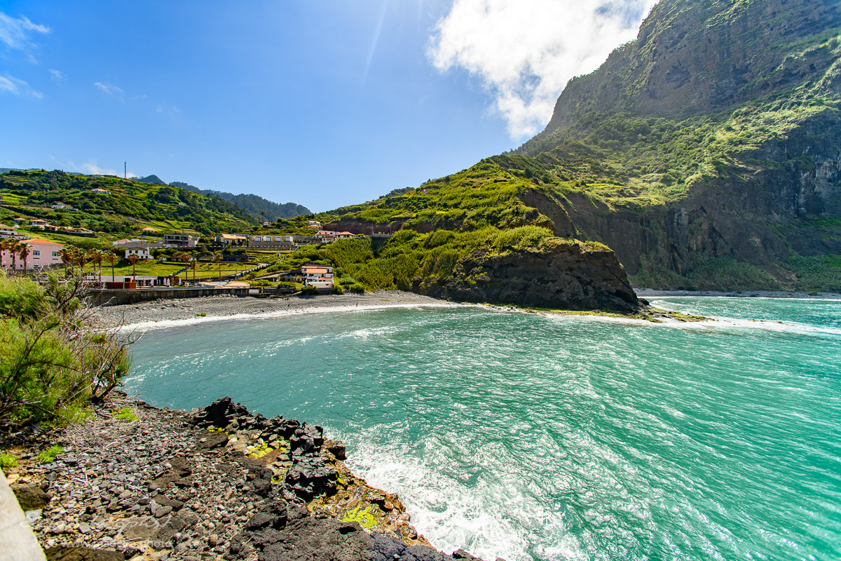Bucht von Porto da Cruz die früher mehr Strand geboten hatte