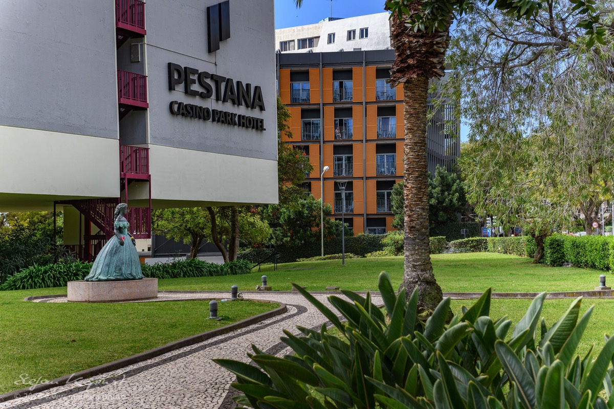 Kaiserin Sissi vor dem Pestana Casino Park Hotel