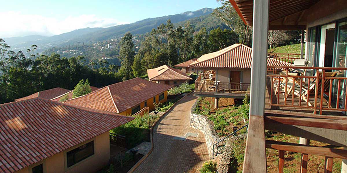 Über den bewaldeten Hang verteilte Bungalows des Choupana Hills auf Madeira im Jahr 2011