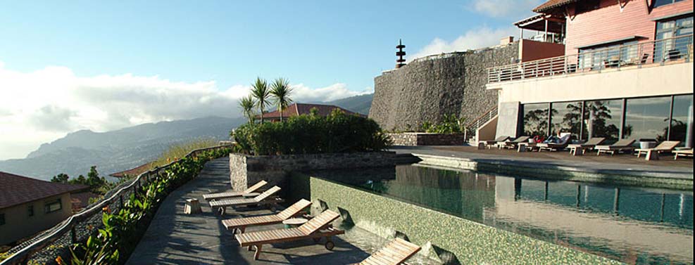 Infinity-Pool des Choupana Hills mit Blick über die Berge Madeiras