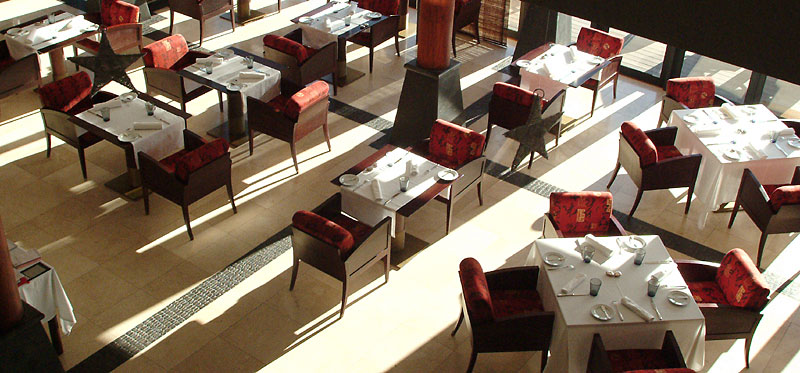 Blick von oben in das elegant eingerichtete Restaurant des Choupana Hills